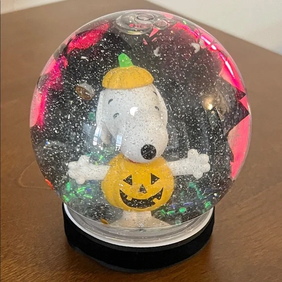 SNOOPY Pumpkin Snow Globe - Picture 13 of 13